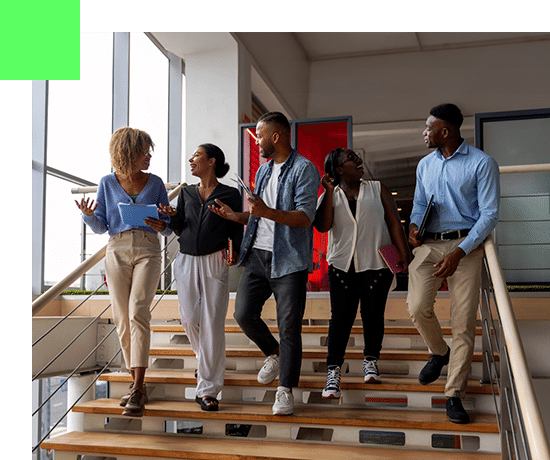 Photos de 5 collaborateurs entrain de discuter et de descendre les escalier de leurs bureaux.
