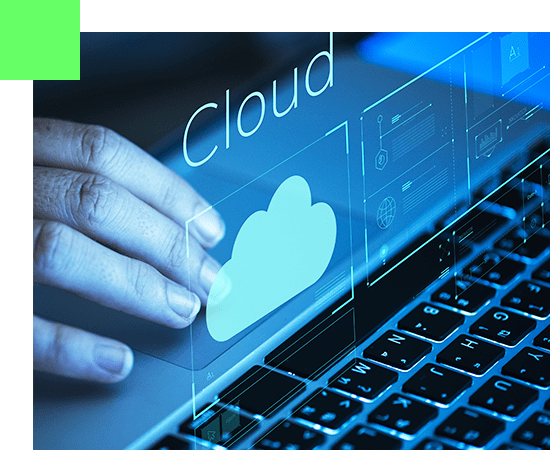 Photo du logo cloud superposé sur un clavier d'ordinateur portable en cours d'utilisation.